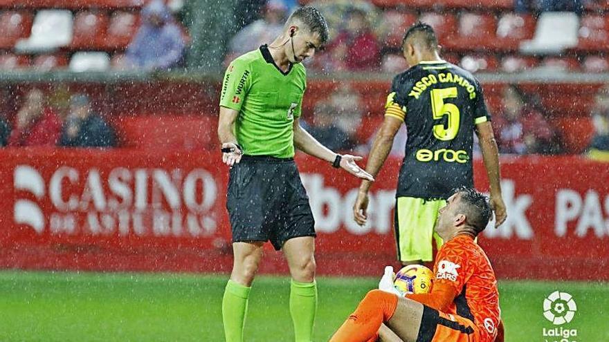 Manolo Reina debate con el colegiado del encuentro una de las jugadas del partido.