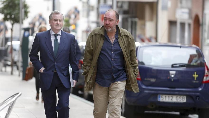 Natalio Grueso junto a su abogado, Pelayo Mijares, ante los juzgados de Avilés.