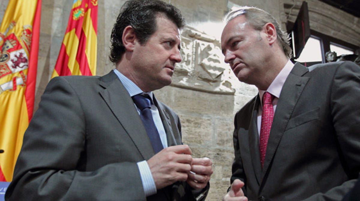 El vicepresident de la Generalitat Valenciana, José Ciscar (esquerra), amb el president de la Generalitat Valenciana, Alberto Fabra, ha negat haver necessitat l’ajuda del Govern central per fer front a un deute amb el banc.