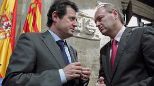 El vicepresident de la Generalitat Valenciana, José Ciscar (esquerra), amb el president de la Generalitat Valenciana, Alberto Fabra, ha negat haver necessitat l’ajuda del Govern central per fer front a un deute amb el banc.