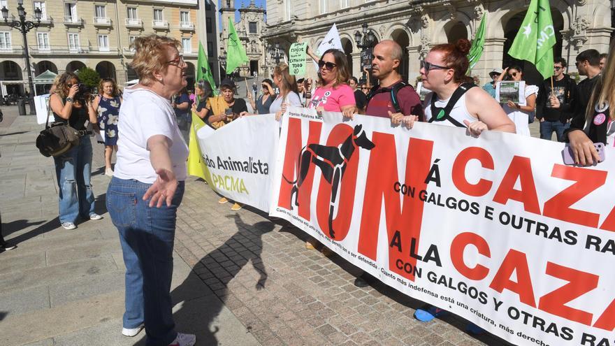Protesta en María Pita contra la “masacre” de la caza de jabalíes