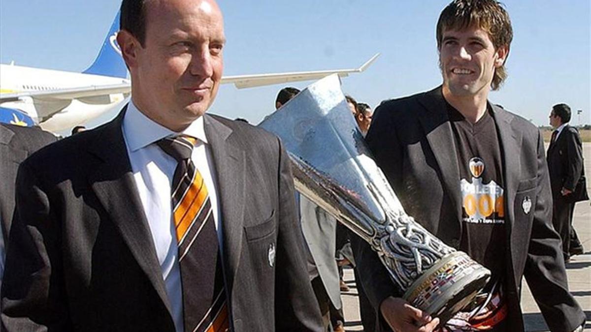 Benítez, junto al capitán Albelda, con la UEFA 2004