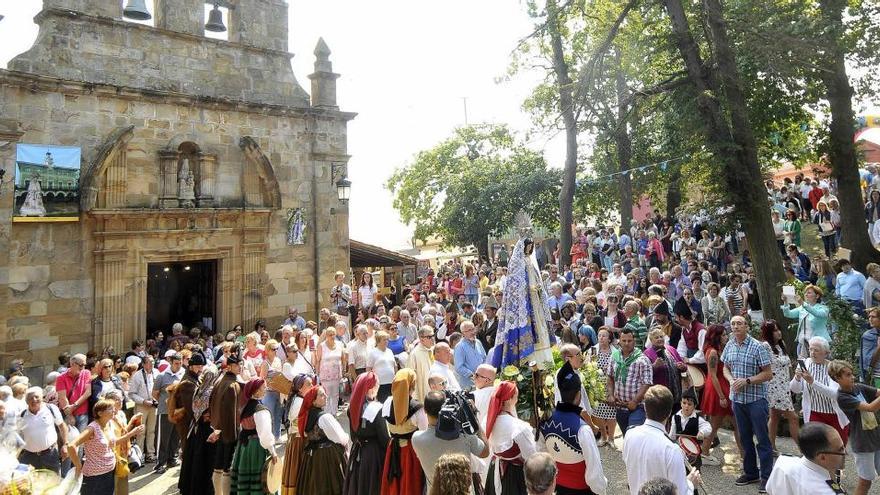 La procesión con la imagen de Nuestra Señora de El Carbayu.