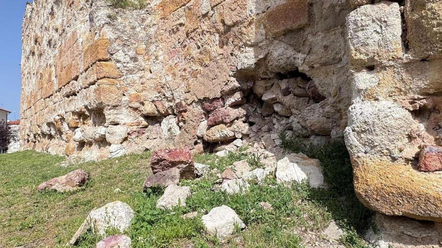 Piedras desprendidas en un tramo de la muralla de la ciudad. | J. N. (Archivo)