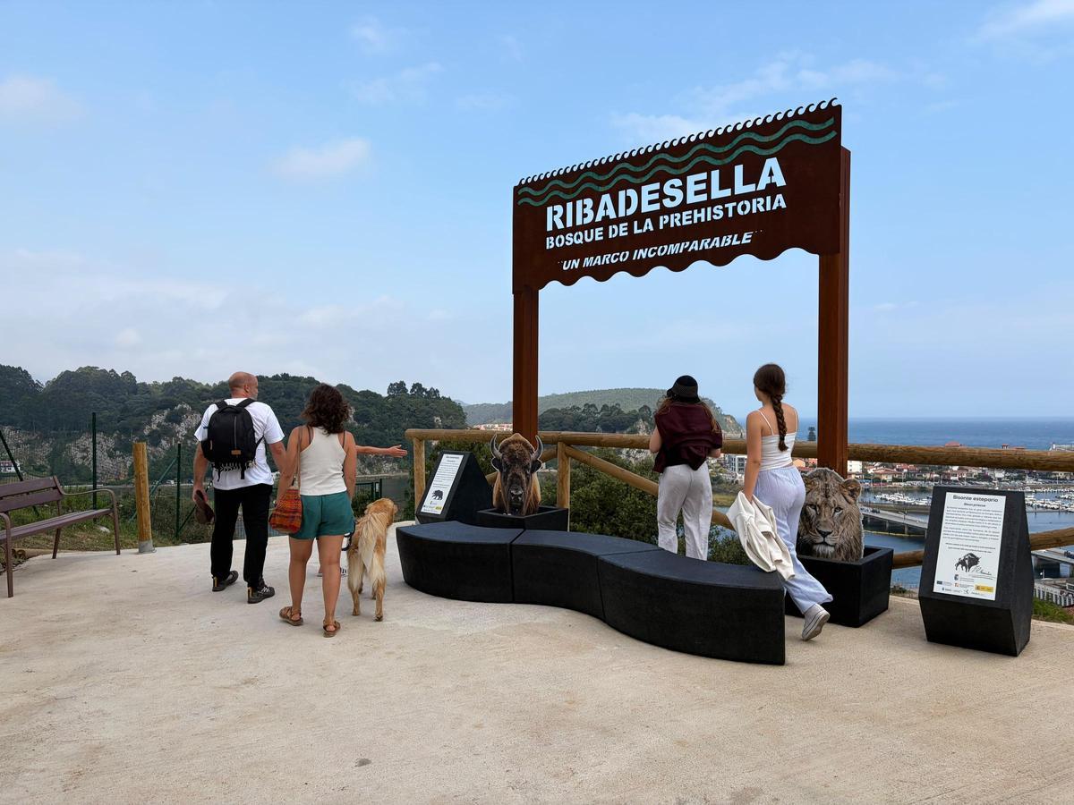 Ribadesella ya tiene su bosque de la Prehistoria Ribadesella ya tiene su bosque de la Prehistoria