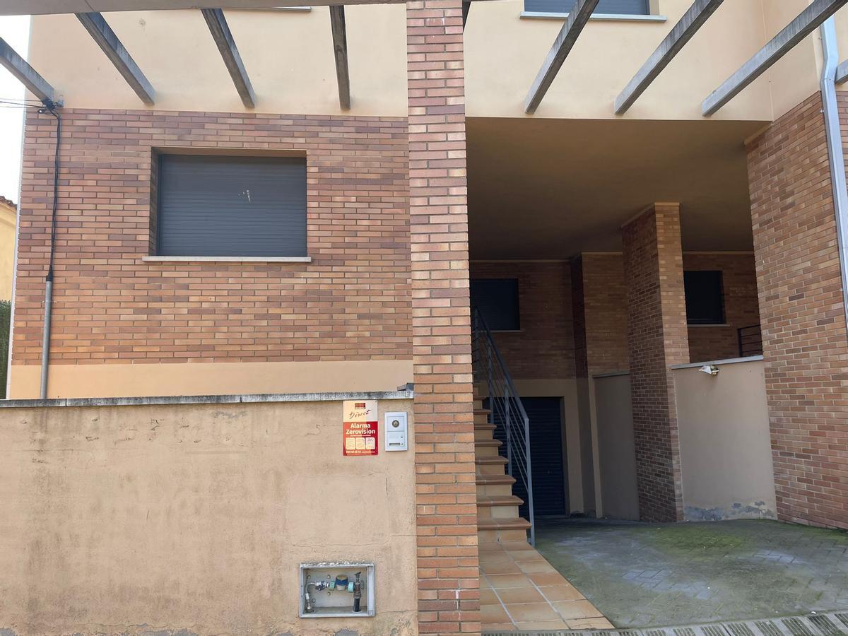 Les imatges de l'habitatge de Sant Jordi Desvalls on s'ha produït un assalt violent