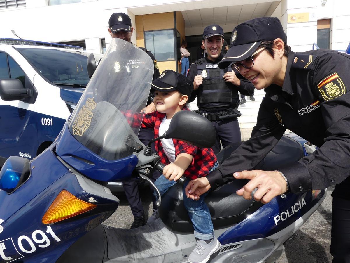 Imagen de los dos agentes de la Policía Nacional con el niño de tres años.