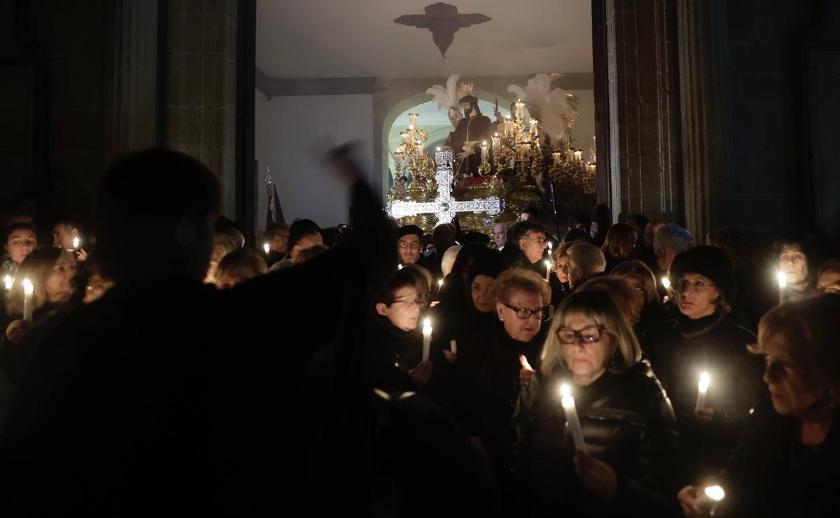 SEMAINE SAINTE À OVIEDO |  La Madruga débouche l’illusion dans l’Antiguo avec un minuit magique