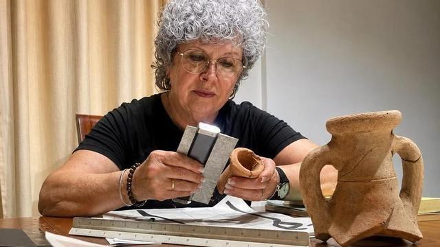 María del Carmen Berrocal estudia una de las ánforas que ha utilizado para elaborar su tesis doctoral.