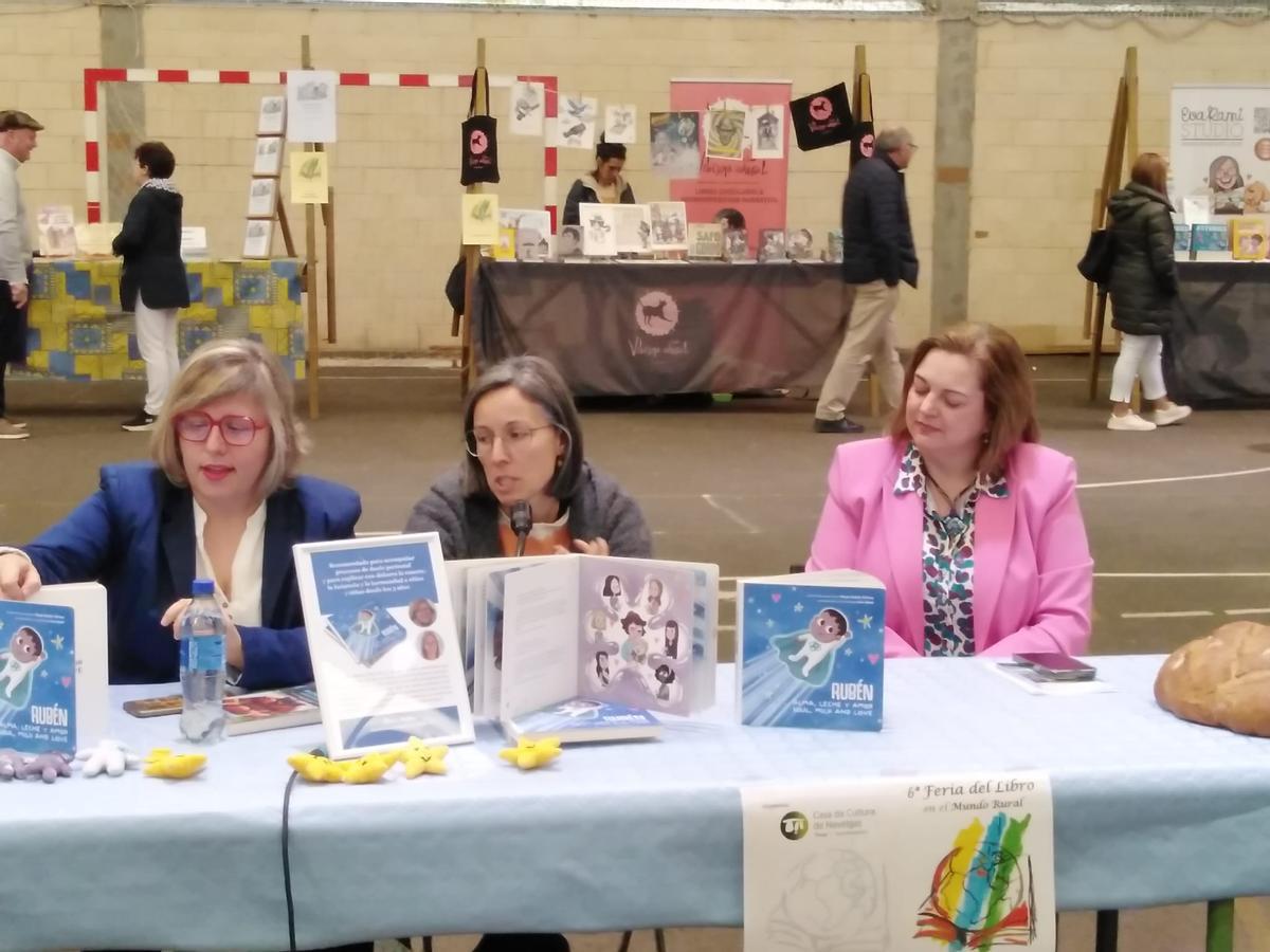 En imágenes: La Feria del Libro llena Navelgas en su sexta edición