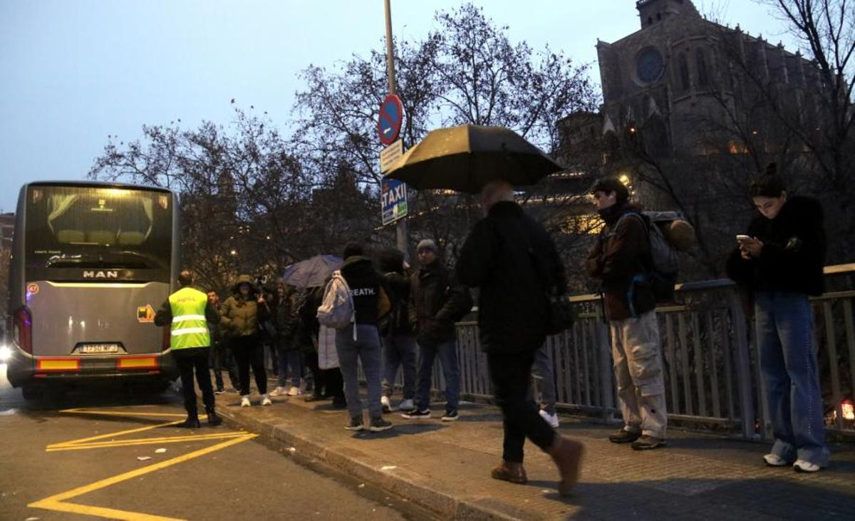 Cua per agafar l'autocar a Manresa