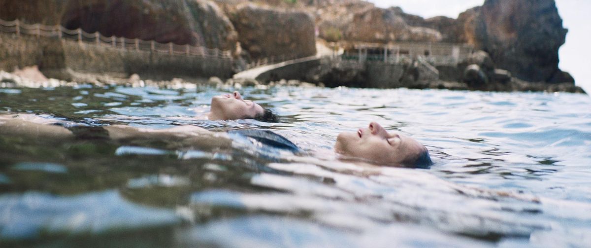 Los protagonistas haciendo el muerto en la cala de Estellencs