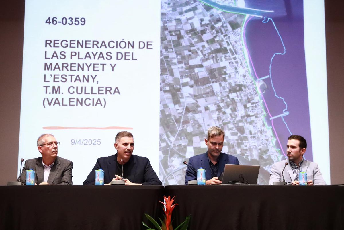 Un momento del acto de presentación del proyecto de regeneración de las playas del litoral sur.