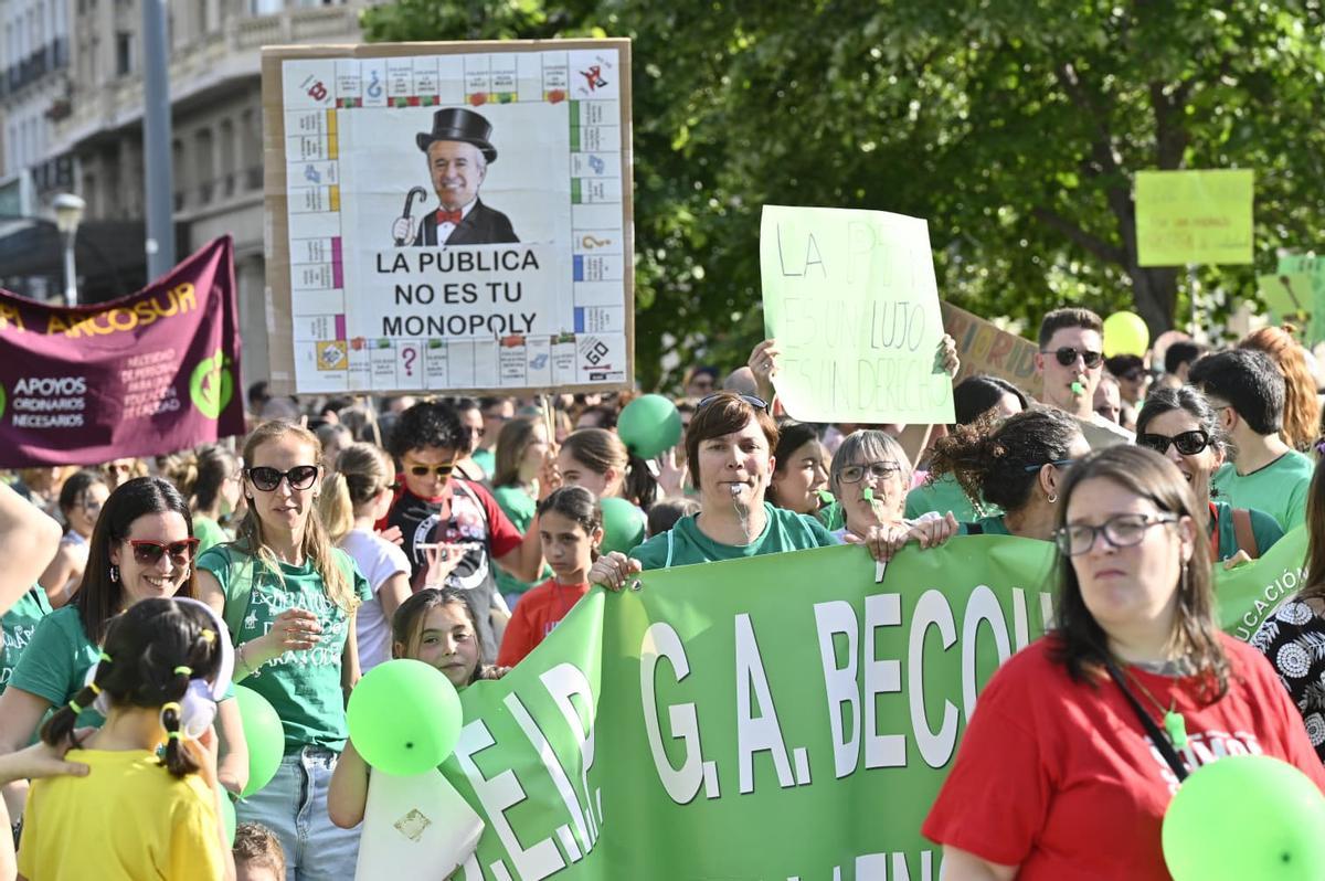 En imágenes I Masiva manifestación en Zaragoza en defensa de la escuela pública