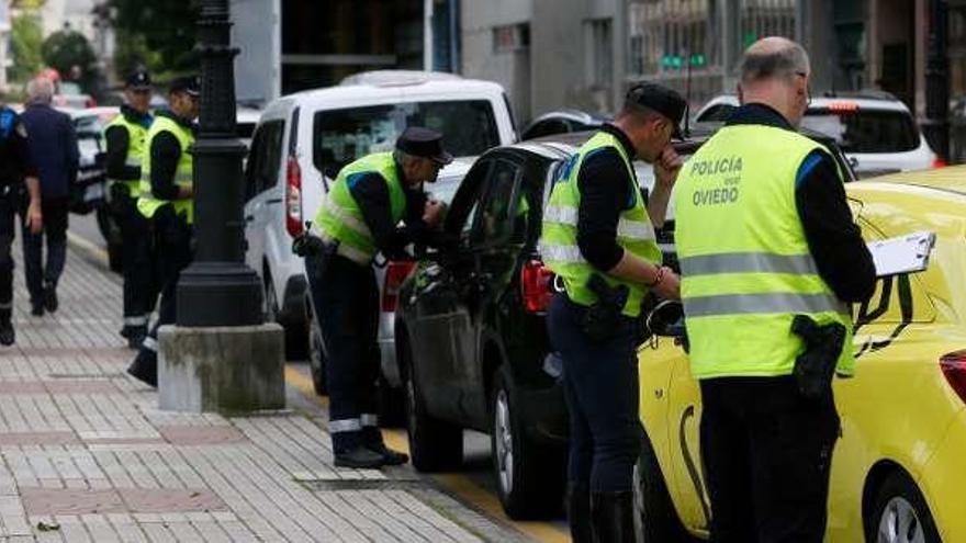 La Policía Local hace un control de alcoholemia en la calle Santa Susana