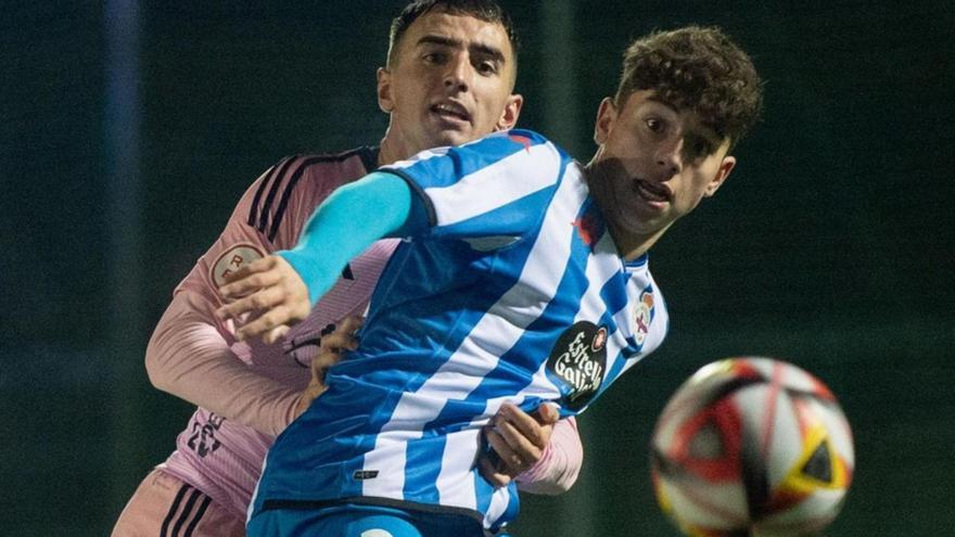 Rubén Fernández intenta proteger una pelota en su debut con el Fabril ante el Oviedo Vetusta. |  // RCD