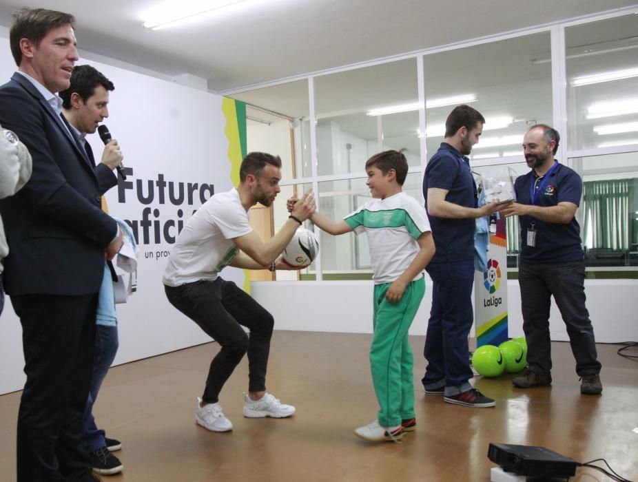 Nolito y Sergio, con los niños de Los Sauces