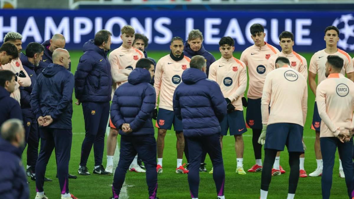 Flick da una charla a sus jugadores en la previa en Saint James' Park