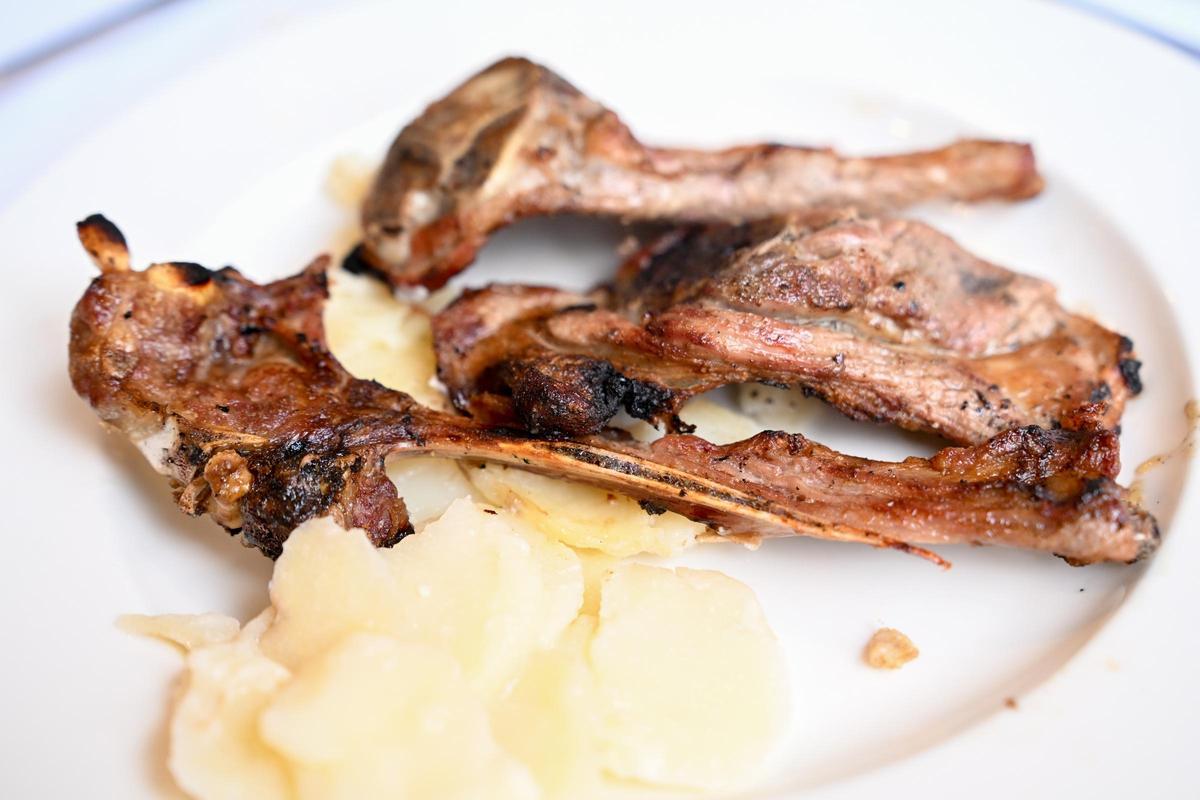 Las chuletas de cordero son uno de los platos más demandados al restaurante callosino.