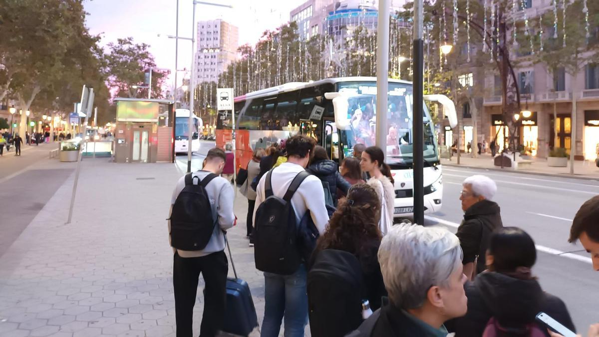Usuaris de la línia de Sallent esperant el bus a Passeig de Gràcia de Barcelona