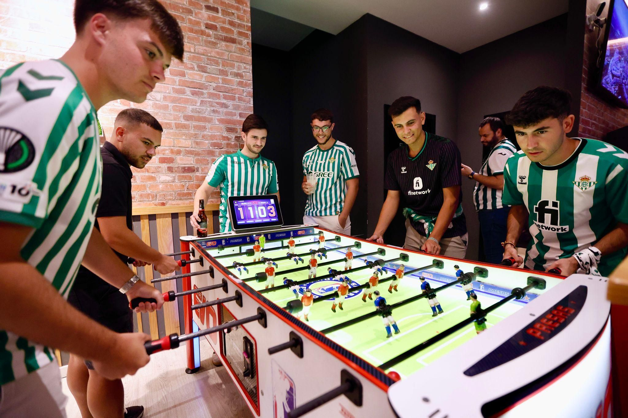 El hermanamiento entre las peñas Las Leyendas del Córdoba CF y la Peña Bética Cultural de Carmona, en imágenes