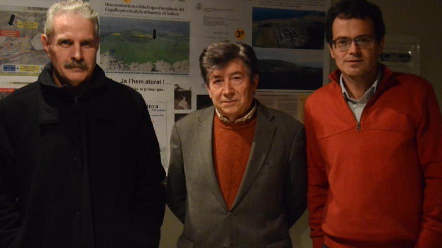 D´esquerra a dreta, Florenci Vallès, Benet Vendrell i Jordi Badia davant d´un pòster sobre el runam.