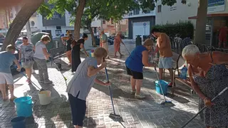 Las vecinas de Las Delicias salen a la calle a limpiar su barrio