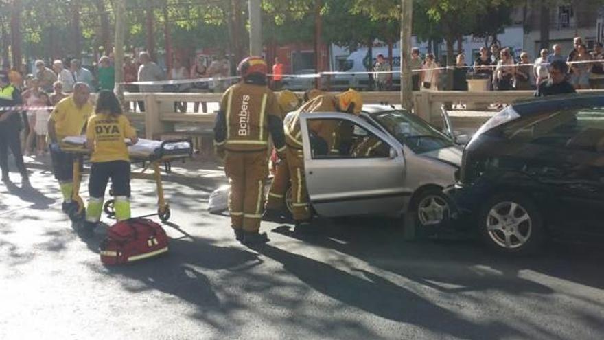 Bomberos y servicios de emergencia en el accidente.