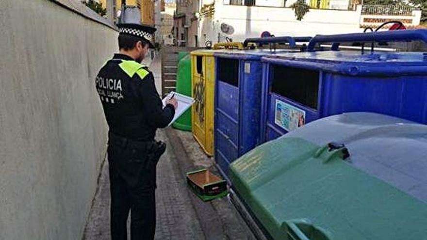 Un agent de la Policia Local, durant la campanya informativa a finals d&#039;any.