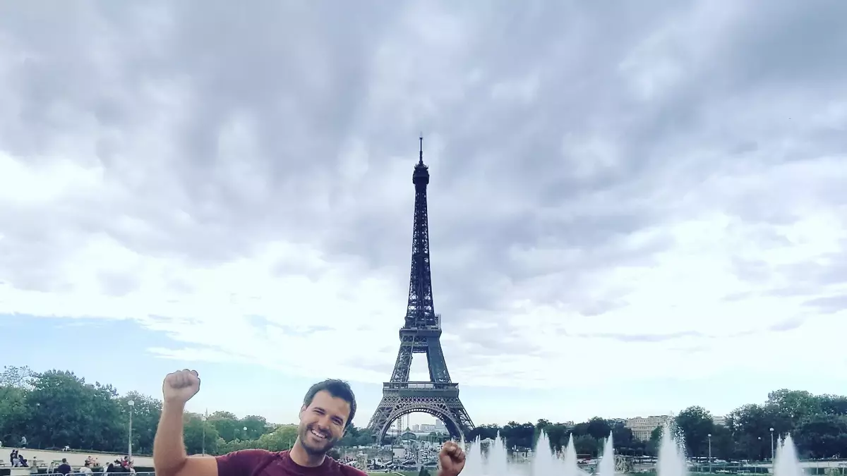 Juanma Mérida, con la torre Eiffel al fondo.