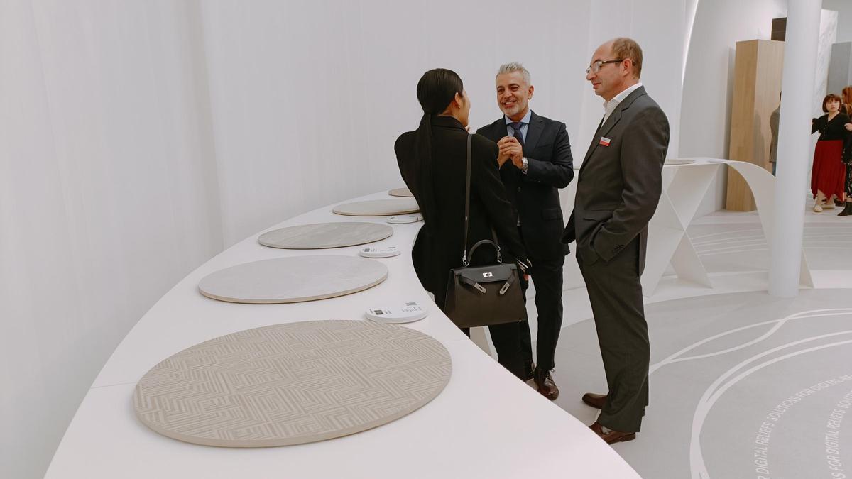 Asistentes a la presente edición de Cersaie, en uno de los estands dedicados a la industria de fritas y esmaltes.