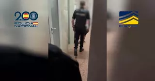 Vídeo: Golpe policial a una red que facilitaba la entrada de migrantes desde España a Canadá y Reino Unido (hay seis detenidos en Gijón)