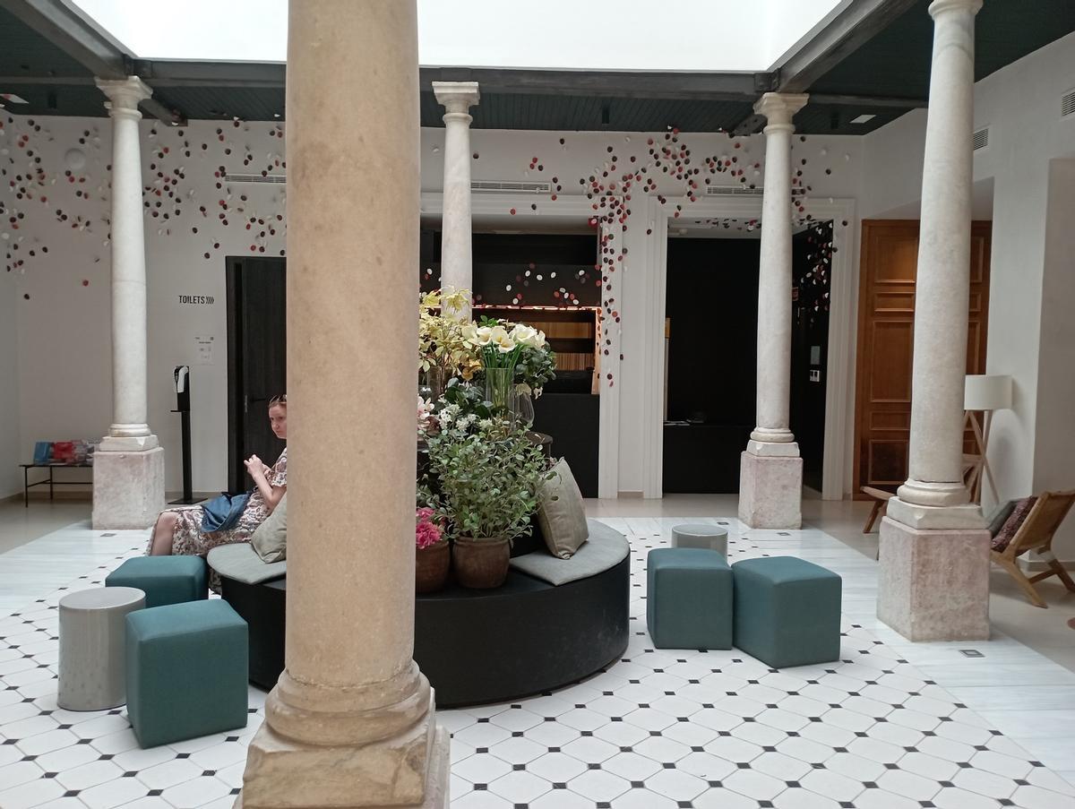 Patio del antiguo recreo donde jugó Pablo Ruiz Picasso, esta semana; en la actualidad es un hostel.