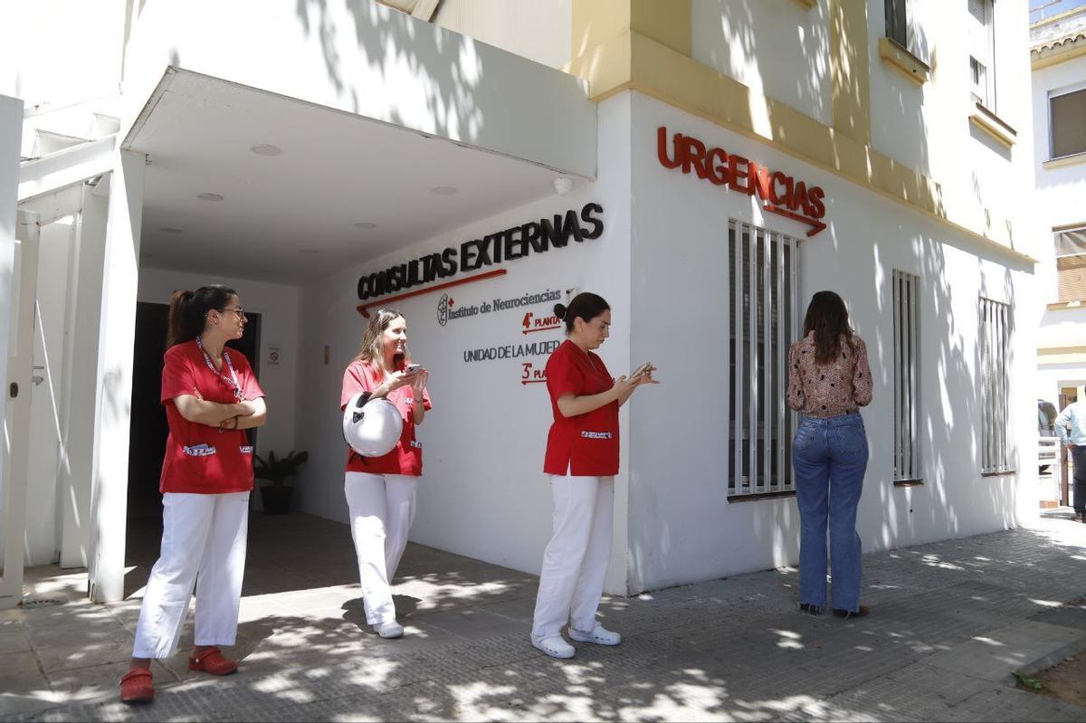 Trabajadoras a las puertas de Consultas Externas de Cruz Roja.