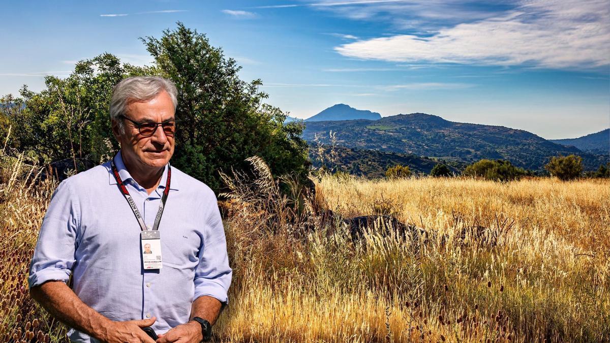Carlos Sainz (64 años) encontró su refugio en este pueblo de Ávila, atraído por "la belleza del paisaje"