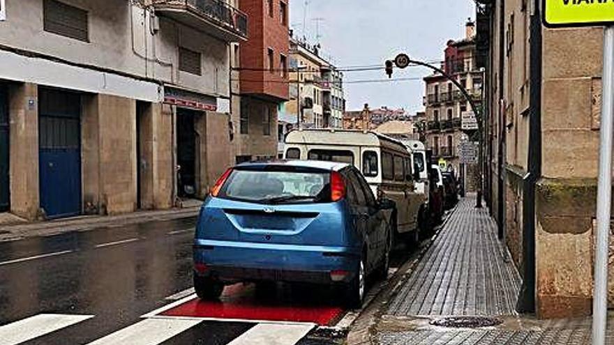 Un cotxe mal aparcat en un carrer de Solsona