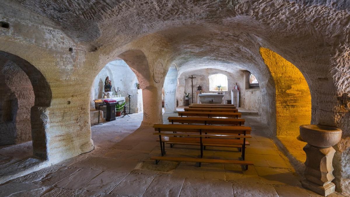 Interior de la ermita rupestre de Santa María de Valverde