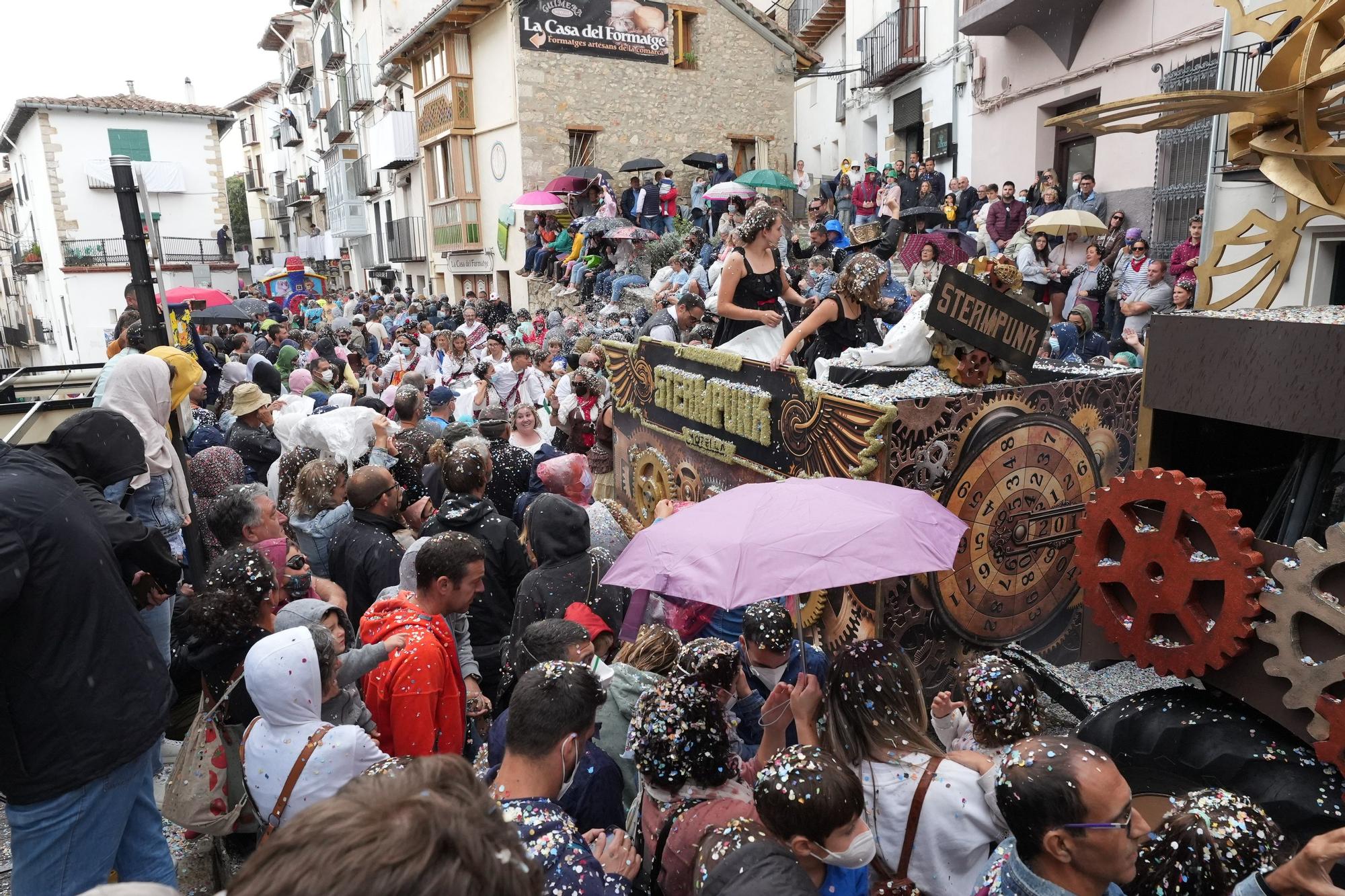 Búscate en el desfile de carrozas y disfraces de l'Anunci de Morella