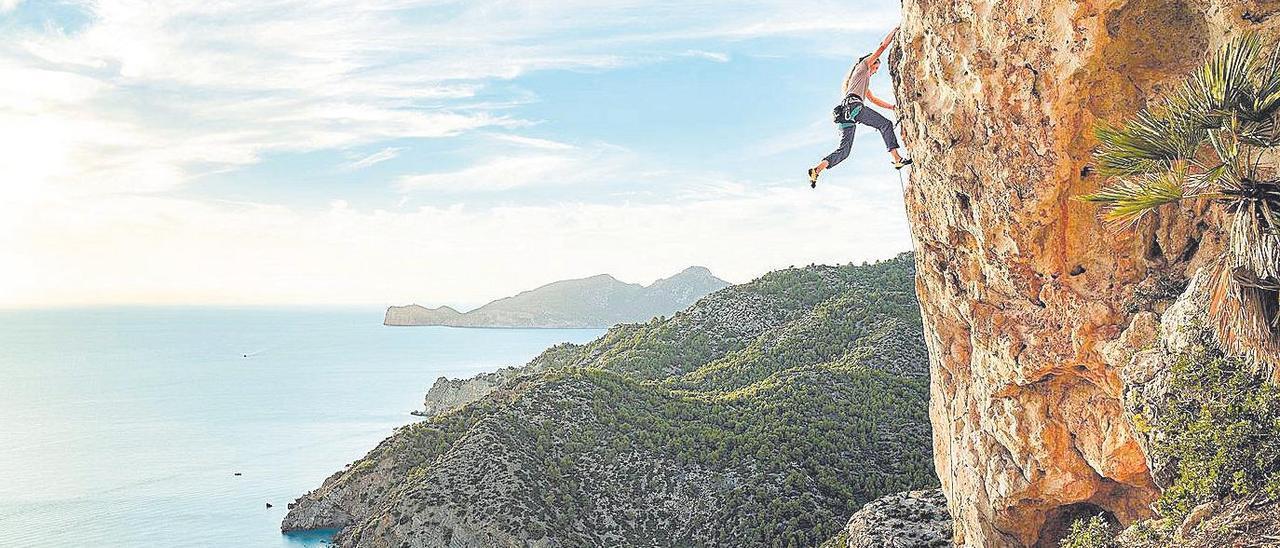 Los practicantes del psicobloc también disfrutan de imágenes casi idílicas de la costa mallorquina.