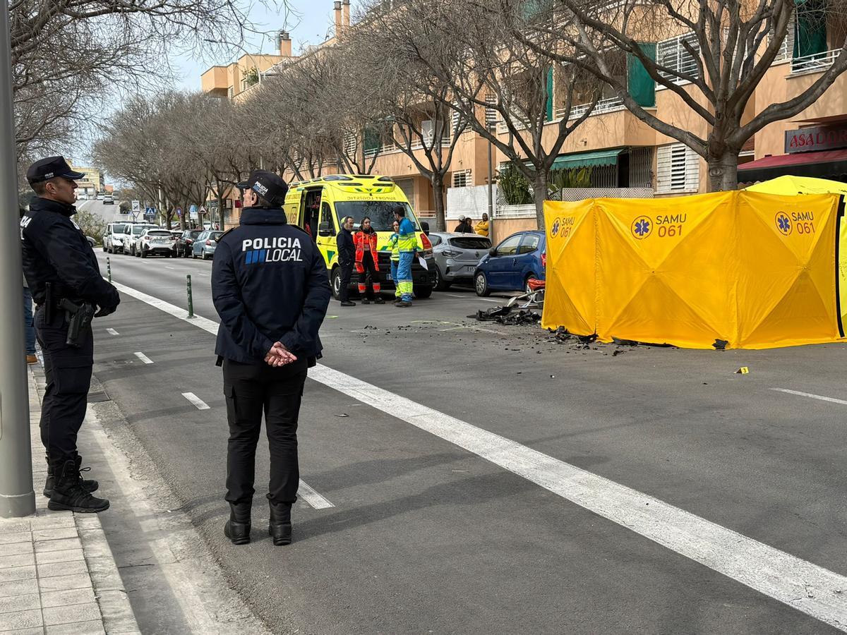 Agentes de la Policía Local de Palma y las asistencias sanitarias junto a la moto siniestrada.