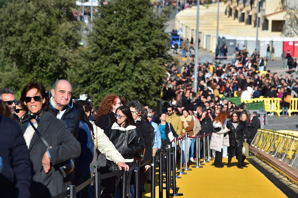 Asistentes al homenaje póstumo a Robe Iniesta, cantante y compositor de Extremoduro, en el Palacio de Congresos de Plasencia, su ciudad natal. Plasencia, 14 de diciembre de 2025. Fotografía de Toni Gudiel.