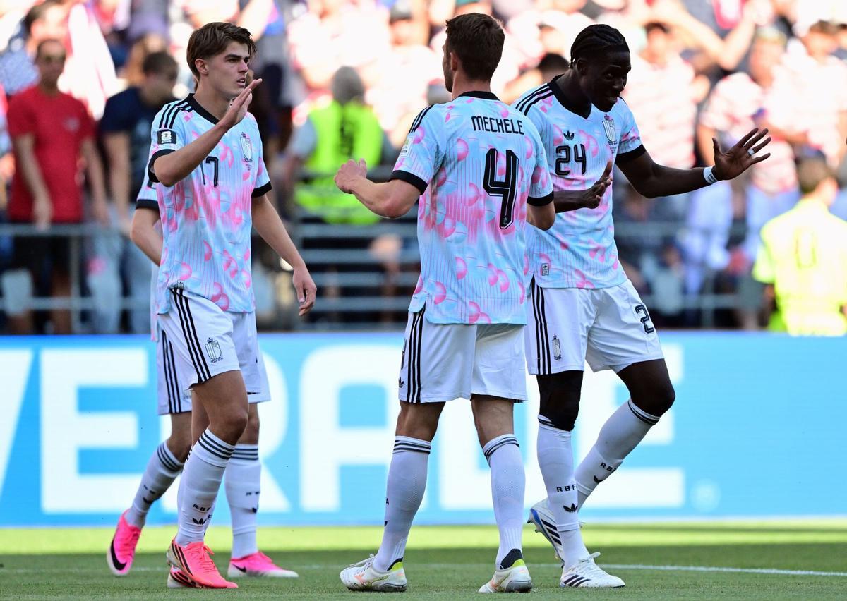 06 July 2026, US, Seattle: Belgium's Charles De Ketelaere (L) celebrates scoring a goal with teammates Brandon Mechele and Amadou Onana (R) during the 2026 FIFA World Cup round of 16 soccer match between the United States and Belgium at Lumen Field. Photo: Dirk Waem/Belga/dpa 06/07/2026 ONLY FOR USE IN SPAIN. Dirk Waem/Belga/dpa;sports;football;soccer;2026 FIFA World Cup - USA vs Belgium