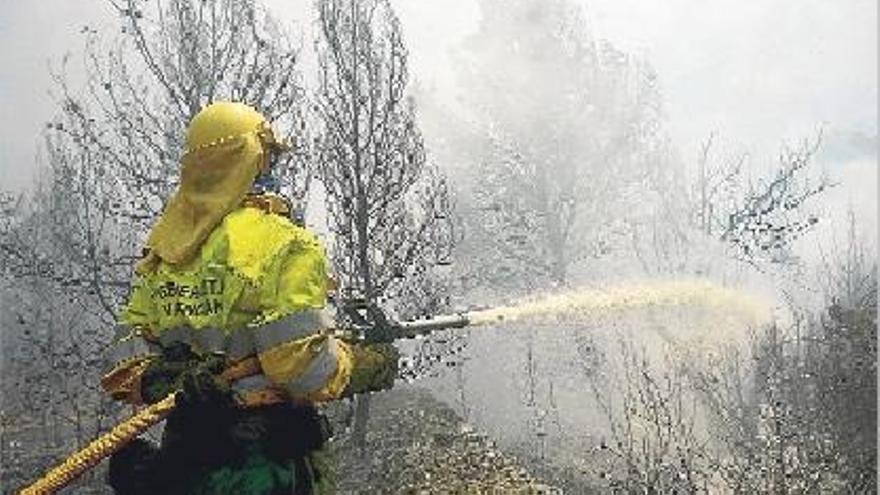 Foto de archivo de tareas de extinción en un incendio forestal en Castelló.