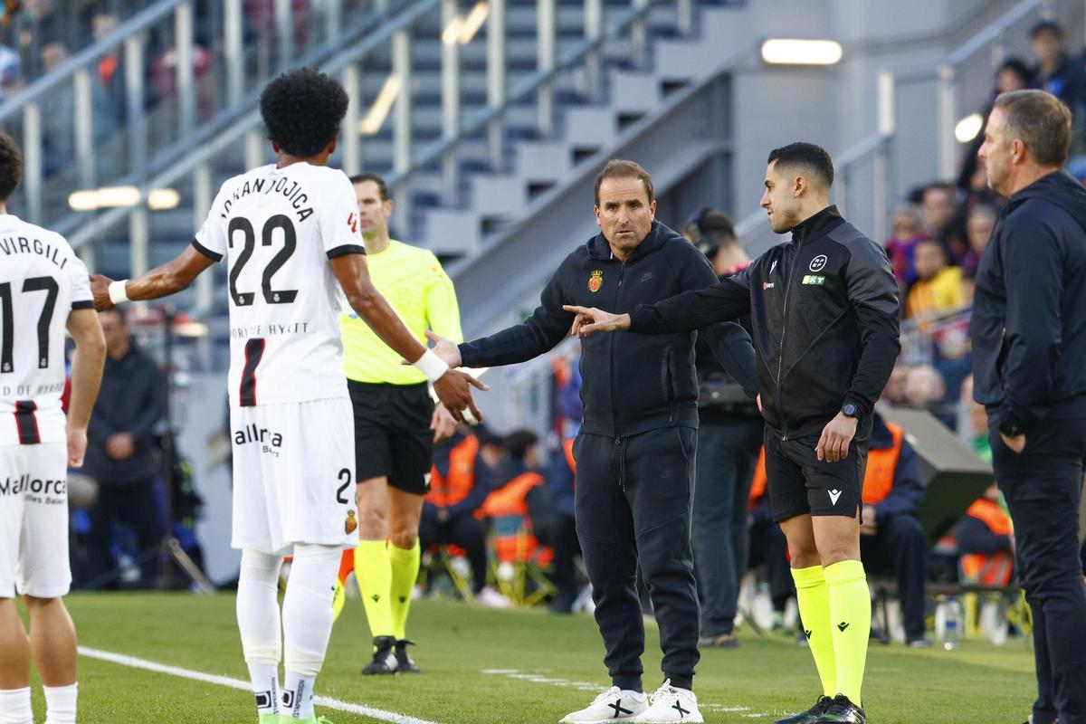 Jagoba Arrasate junto al árbitro durante el partido contra el Barcelona.