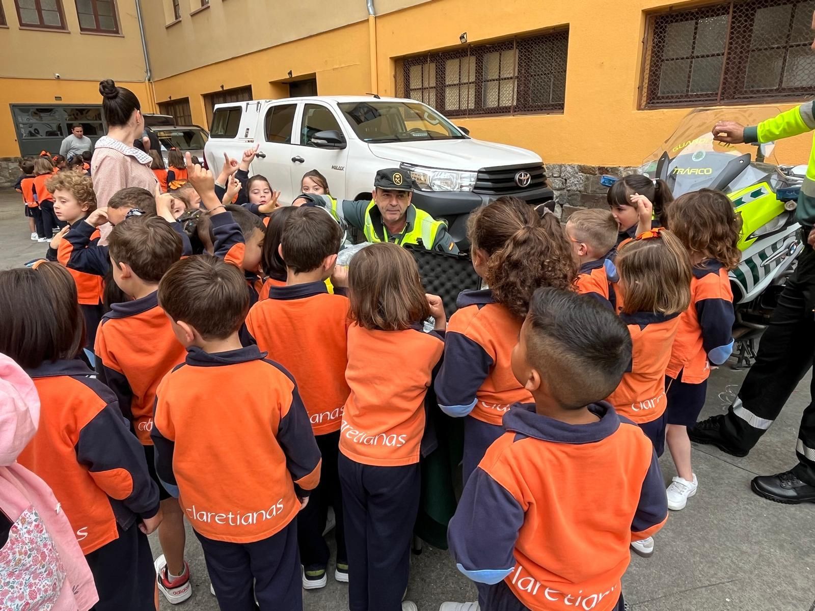 Exhibición de la Guardia Civil en el Colegio María Inmaculada de Laviana