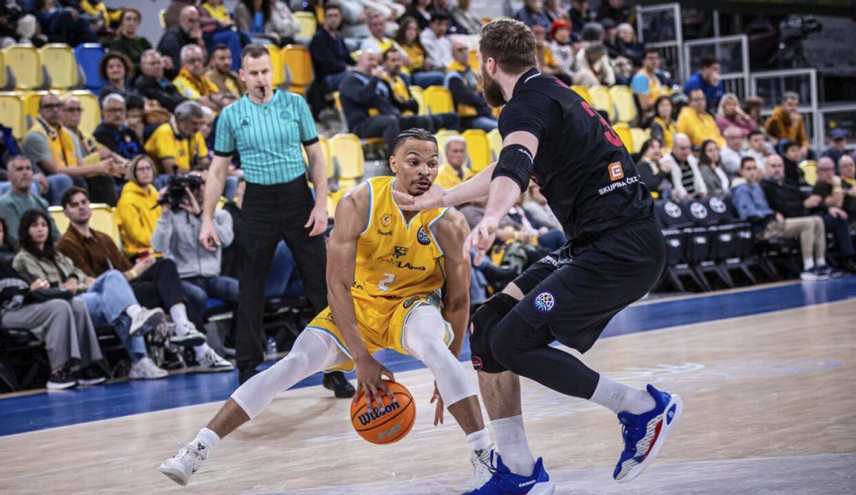 Isaiah  Wong intenta driblar a un jugador del Nymburk. en el duelo de la Champions del martes.
