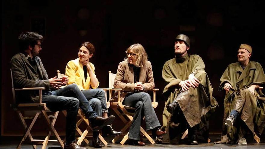 Un momento del estreno de &quot;El tratamiento&quot;, ayer, en Avilés.