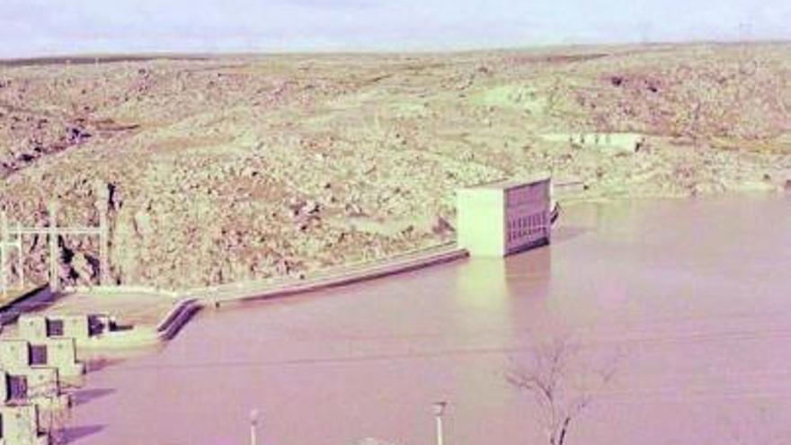 Embalse de ricobayo. Las grandes construcciones hidroelécricas protagonizan gran parte de las obras grabadas en Zamora.