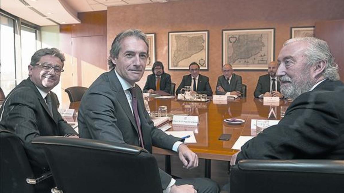 Reunión entre el ministro de Fomento, Íñigo de la Serna (en primer plano), y el 'conseller' Josep Rull, ayer.
