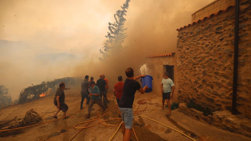 Un &quot;fuego sin control&quot; cerca del Moncayo deja más de 1.000 desalojados